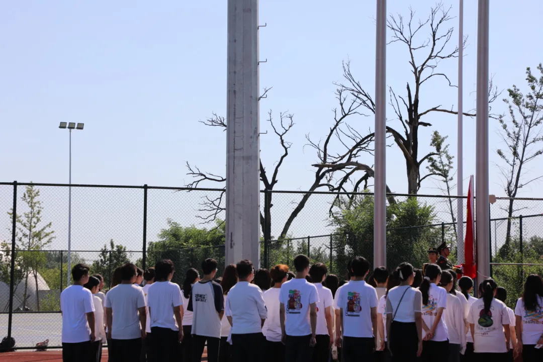 同升一面旗，共上第一课丨外国语学院与西藏曲当镇小学“云端启航・同心筑梦”活动